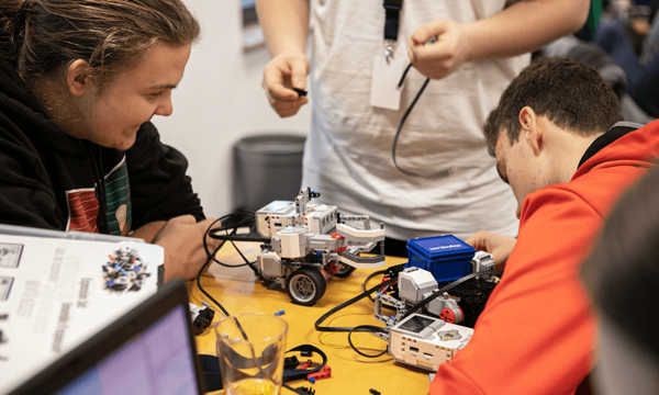 Utz trainees building LEGO robots for transporting mini RAKO containers